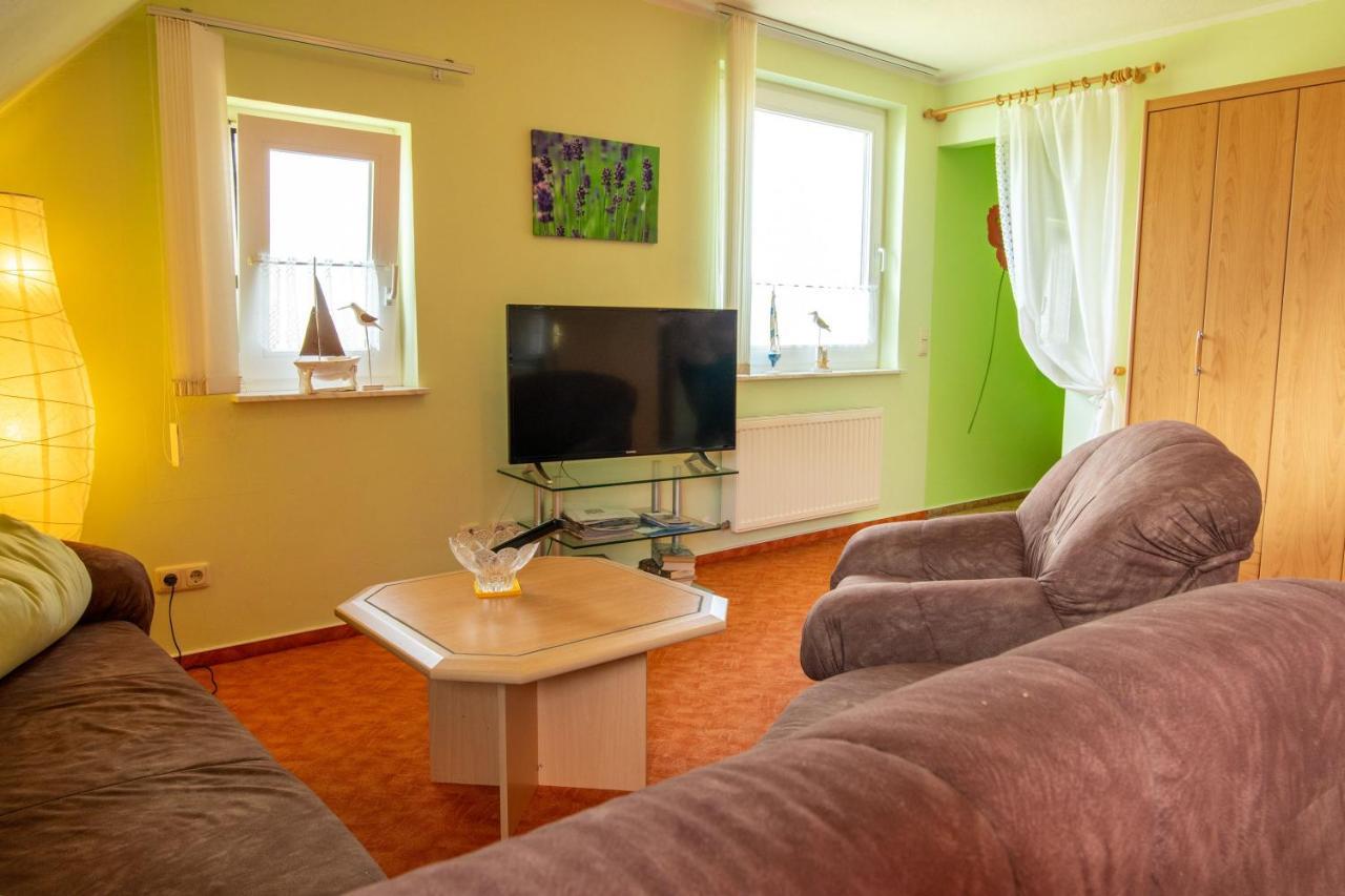 Urlaubs-Appartement Am Dorfrand Wieck Esterno foto