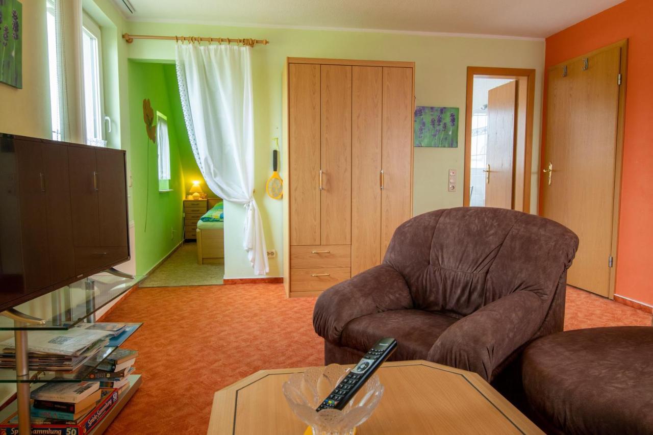 Urlaubs-Appartement Am Dorfrand Wieck Esterno foto